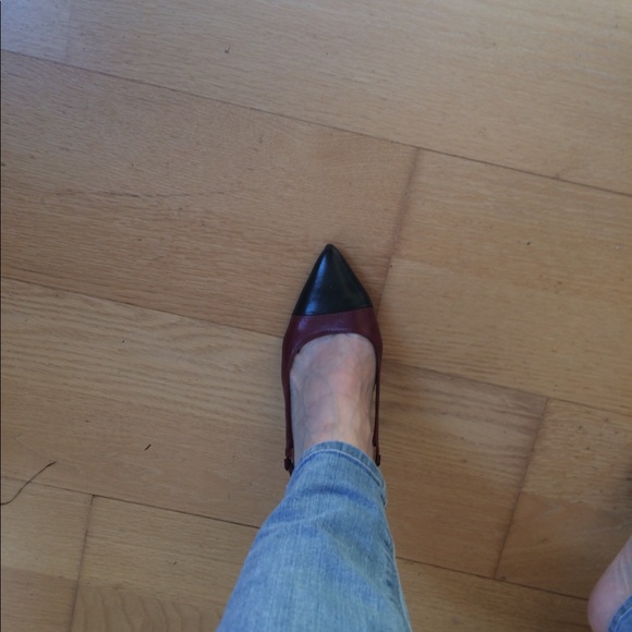 TORY BURCH BLACK/BURGUNDY PUMPS. Beautiful pair - Picture 7 of 7